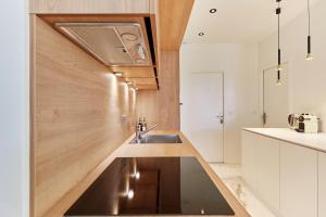 a kitchen with a sink and a counter at Appartement exceptionnel avec parking Centre-ville Aix-en-Provence in Aix-en-Provence