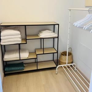 uma prateleira com toalhas num armário em Precioso estudio en castro urdiales em Castro-Urdiales