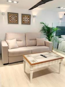 uma sala de estar com um sofá e uma mesa de centro em Precioso estudio en castro urdiales em Castro-Urdiales
