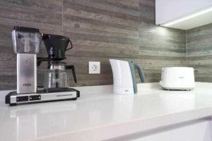 Příslušenství pro přípravu čaje a kávy v ubytování Espanhouse Margaret apartment