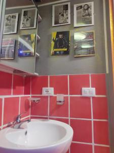 Koupelna v ubytování Elvis - Marilyn - Vasco Rossi - Airport Catania Center