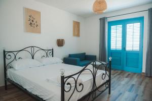 um quarto com uma cama e uma porta azul em FKK Ada Bojana em Ulcinj