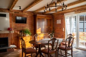 a dining room with a table and chairs at Domek na Kaszubach przy lesie i wodzie, Załakowo, Na Gwizdówce, Różany Domek II Kaszubska Wenecja in Pałubice