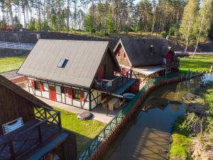 einem Luftblick auf ein Haus und einen Fluss in der Unterkunft Domek na Kaszubach przy lesie i wodzie, Załakowo, Na Gwizdówce, Różany Domek II Kaszubska Wenecja in Pałubice