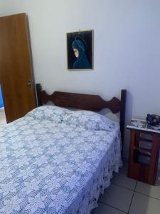 - une chambre avec un lit et une peinture murale dans l'établissement Casa quadra praia Jacaraipe!, à Jacaraípe