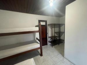 um quarto com beliches e uma luz no tecto em Pousada Allamandas Feliz em Salinópolis
