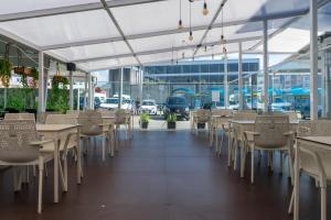 A restaurant or other place to eat at Hotel Chips Ferrol
