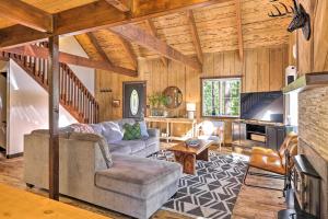 O zonă de relaxare la Upscale Twain Harte Cabin with 2-Level Deck!