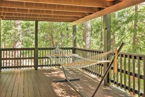 Balkón nebo terasa v ubytování Near Trails Cabin with 2-Level Deck in Twain Harte