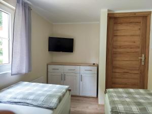 Posteľ alebo postele v izbe v ubytovaní Domki pod Cisem