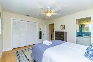 A bed or beds in a room at Elegant River Park Sanctuary