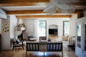 a living room with a couch and a chandelier at Mas des Ecoliers in Châteaurenard