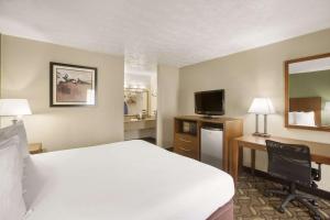 Ліжко або ліжка в номері Best Western Southlake Inn