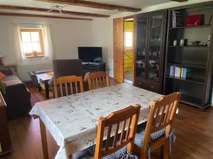 ein Esszimmer mit einem Tisch und Stühlen sowie ein Wohnzimmer in der Unterkunft Ferienwohnung Paul in Pirna