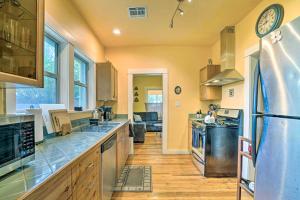 Η κουζίνα ή μικρή κουζίνα στο Cozy Las Cruces Gem Fire Pit, Patio and Views!