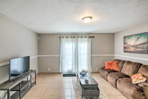 a living room with a couch and a tv at La Vergne Townhome 22 Mi to Dtwn Nashville! in La Vergne