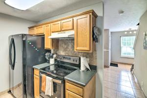 a kitchen with a stove and a refrigerator at La Vergne Townhome 22 Mi to Dtwn Nashville! in La Vergne