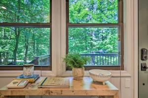 Fotografie z fotogalerie ubytování Sweetfern Gouldsboro Cabin Deck and Lake Access v destinaci Gouldsboro