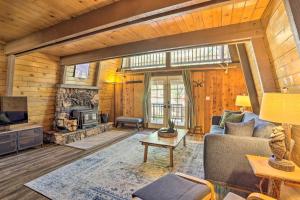 uma sala de estar com um sofá e uma lareira em Charming Big Bear Lake Cottage with Deck Hike and Ski em Big Bear Lake