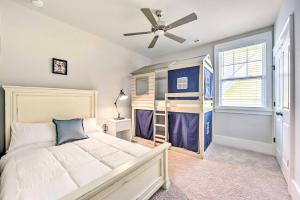 Ein Etagenbett oder Etagenbetten in einem Zimmer der Unterkunft Modern Charlotte Home about 4 Mi to Downtown!