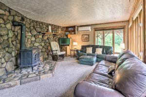 Mimis Place about Ohio Countryside Duplex with Deck的休息区