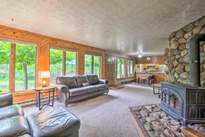 Mimis Place about Ohio Countryside Duplex with Deck的休息区