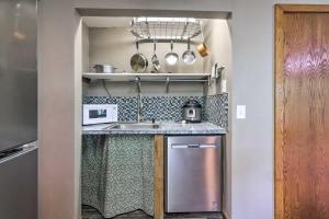 Mimis Place about Ohio Countryside Duplex with Deck的厨房或小厨房