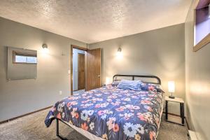 Mimis Place about Ohio Countryside Duplex with Deck客房内的一张或多张床位
