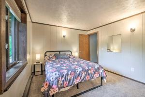 Mimis Place about Ohio Countryside Duplex with Deck客房内的一张或多张床位