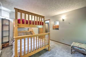 Mimis Place about Ohio Countryside Duplex with Deck客房内的一张或多张床位