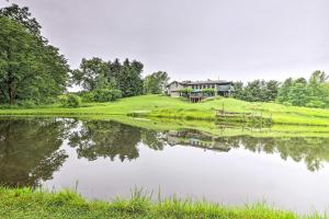 OrrvilleMimis Place about Ohio Countryside Duplex with Deck的湖畔小山上的房屋 更多19张照片