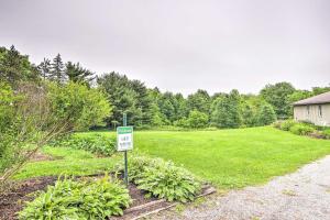 Mimis Place about Ohio Countryside Duplex with Deck外面的花园