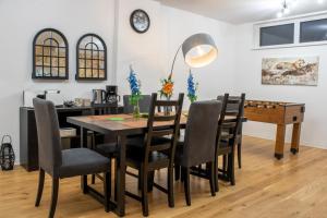 - une salle à manger avec une table, des chaises et un échiquier dans l'établissement #UrbanJungle - luxuriös - 110qm - Kicker - Streaming, à Magdebourg