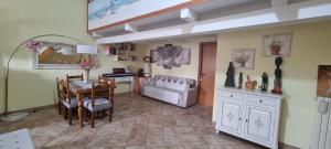 Magic DaLu con posto auto في أولبيا: غرفة معيشة مع طاولة وأريكة