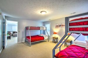 מיטה או מיטות קומותיים בחדר ב-Massanutten Family Home 13 Mi to Natl Park!