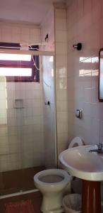 łazienka z toaletą i umywalką w obiekcie Hotel Nevada Ubatuba w mieście Ubatuba