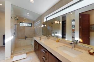 a bathroom with two sinks and a large mirror at Belmont Beauty in Ketchum +51 photos