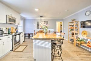 Kjøkken eller kjøkkenkrok på Dreamy Acworth Home with Resort-Style Amenities!