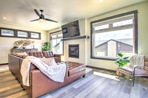 O zonă de relaxare la Modern Bozeman Family Townhome with Hot Tub!