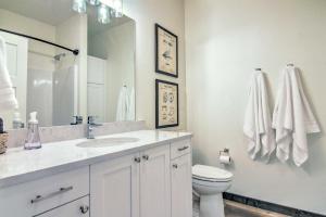 O baie la Modern Bozeman Family Townhome with Hot Tub! +18 fotografii