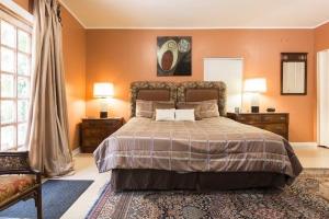 um quarto com uma cama grande e paredes cor-de-laranja em Cozy House 3 large bedrooms 3full bath and king beds em West Palm Beach