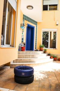 una gomma seduta per terra di fronte a un edificio di Blue Door Hostel a Tirana
