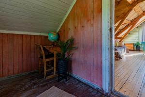 a room with a table and a chair on a porch at Feriehus med flott havutsikt ved Hauklandstranden in Leknes