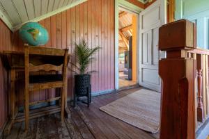 a hallway of a home with a door and a plant at Feriehus med flott havutsikt ved Hauklandstranden in Leknes