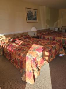 a hotel room with two beds in a room at Gateway Motel in Gananoque