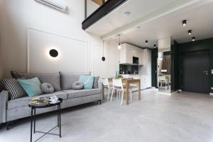 salon z kanapą i stołem w obiekcie Mare Boutique Houses w mieście Niechorze