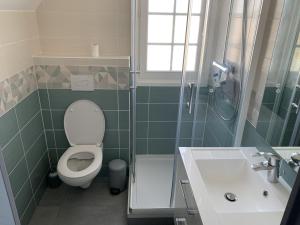 a bathroom with a toilet and a shower and a sink at Maison Familiale avec Terrasse, 2 Chambres, Accès Plage et Golf - Animaux Bienvenus - FR-1-482-57 in Fort-Mahon-Plage +10 photos