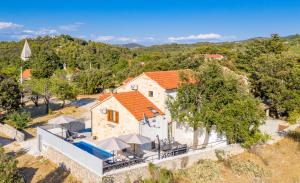 Gallery image of Villa Izabela with private pool and beautiful view in Dračevica