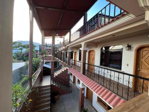 einen Außenblick auf ein Gebäude mit einem Balkon in der Unterkunft Posada don Miguel in Panajachel