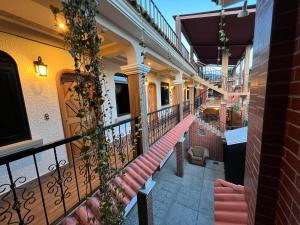 巴納哈契的住宿－Posada don Miguel，一座配有粉红色长椅的建筑的空阳台